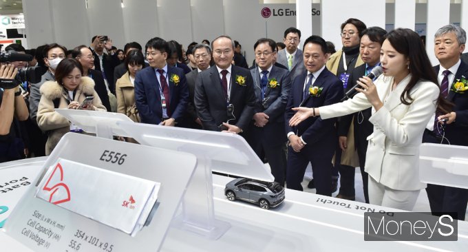 [머니S포토] '인터배터리 2024'찾은 2차 전지 기업 인사들