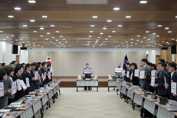 신상진 성남시장(가운데)이 6일 확대간부회의를 주재하고 있다. / 사진제공=성남시