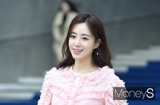 걸그룹 티아라 출신 배우 함은정의 '외제차 사고 피해' 미담이 뒤늦게 화제를 모으고 있다. 사진은 지난 2019년 서울 중구 동대문디자인플라자(DDP)에서 열린 '2020 S/S 서울패션위크'의 로맨시크(ROMANCHIC) 컬렉션에 참석한 걸그룹 티아라 출신 배우 함은정. /사진=장동규 기자