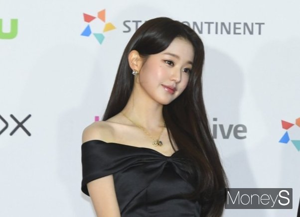 그룹 아이브 장원영 측이 악성 루머를 퍼트린 사이버렉카 탈덕수용소에 대한 강력 처벌 의사를 밝혔다. 사진은 지난 2021년 서울 강서구 화곡동 KBS아레나에서 열린 2021 아시아아티스트어워즈(2021 Asia Artist Awards, 이하 2021AAA) 시상식 레드카펫 행사에 참석한 걸그룹 아이브 멤버 장원영. /사진=장동규 기자