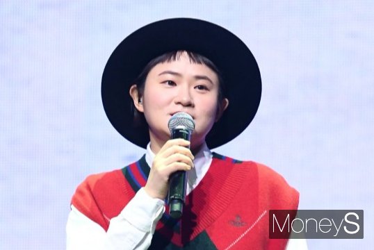 방송인 김신영이 급성 후두염으로 자신이 진행하는 라디오 프로그램 생방송도 불참했다. 사진은 지난 2019년 서울 용산구 한남동 블루스퀘어 아이마켓홀에서 열린 현아의 새 디지털 싱글 '플라워 샤워'(FLOWER SHOWER) 쇼케이스 무대에 오른 방송인 김신영. /사진=장동규 기자
