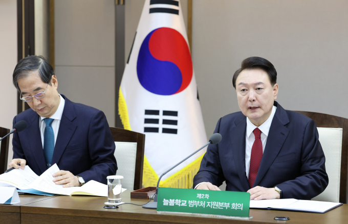 윤석열 대통령이 6일 늘봄학교 운영을 앞두고 "관련 기관들이 총력 지원하라"고 말했다. 사진은 6일 윤 대통령(오른쪽)이 정부세종청사에서 열린 제2차 늘봄학교 범부처 지원본부 회의를 주재하는 모습. /사진=뉴시스(대통령실통신사진기자단) 