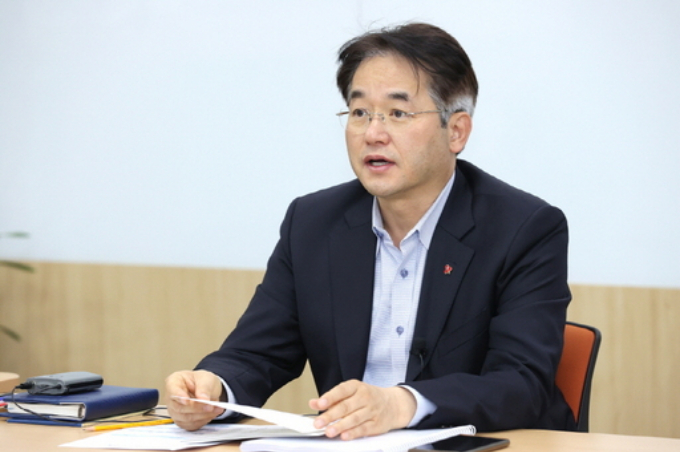 이동환 고양특례시장이 6일 간부회의에서 민선8기 시정 목표 중 하나인 '시민 우선 소통 시정'을 1순위로 두고, 시민들의 작은 목소리에도 귀 기울이고 공감하는 적극 행정에 힘써줄 것을 당부하고 있다. / 사지넺공=고양특례시