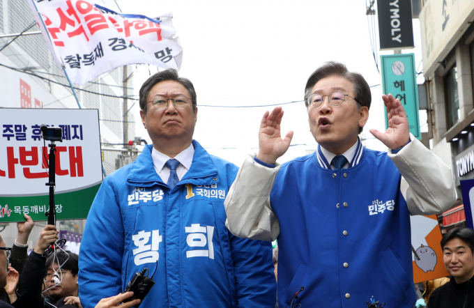 6일 이재명 더불어민주당 대표가 서울 양천갑 황희 민주당 후보를 지원하기 위해 목동깨비시장을 방문했다. 사진은 이 대표(오른쪽)가 6일 황 후보와 함께 서울 목동깨비시장을 방문해 발언하는 모습. /사진=뉴시스(공동취재)