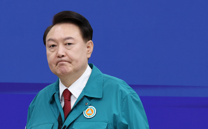 6일 윤석열 대통령이 의대 정원 확대 필요성을 거듭 강조하며 "의사 수 증원이 시급하고 중요한 과제임을 입증하는 것"이라고 밝혔다. 사진은 6일 윤 대통령이 6일 정부세종청사 중앙재난안전상황실에서 열린 의사 집단행동 중앙재난안전대책본부 회의에 참석하는 모습. /사진=뉴시스(대통령실통신사진기자단) 