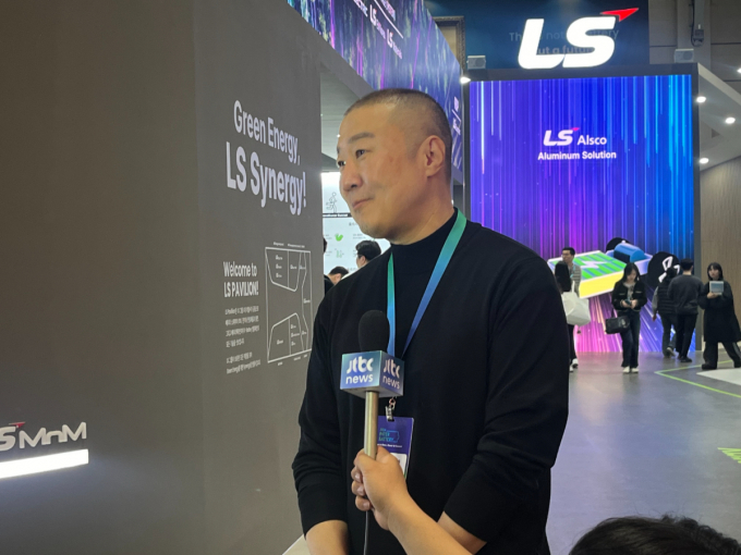 구자은 LS그룹 회장이 배터리 소재 투자 계획을 언급했다. 사진은 기자들과 인터뷰를 진행하는 구 회장. /사진=공동취재단
