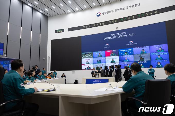 [사진] 윤 대통령, 세종청사에서 중대본 회의 주재