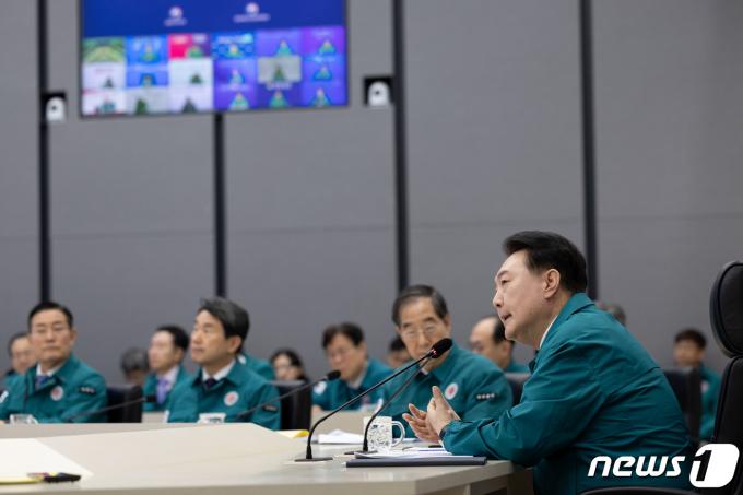 [사진] 의사 집단행동 중대본 회의 주재하는 윤 대통령