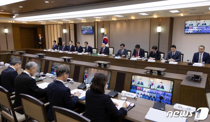 [사진] 윤 대통령, 세종청사서 제2차 늘봄학교 범부처 지원본부 회의 주재