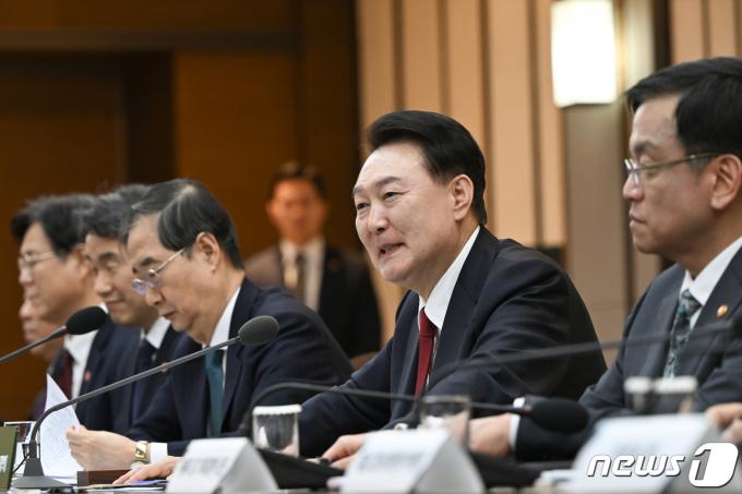 [사진] 웃음짓는 윤 대통령