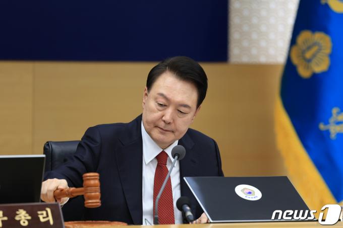 윤석열 대통령이 6일 세종시 정부세종청사에서 열린 국무회의를 주재하며 의사봉을 두드리고 있다. (대통령실 제공) 2024.3.6/뉴스1 ⓒ News1 오대일 기자