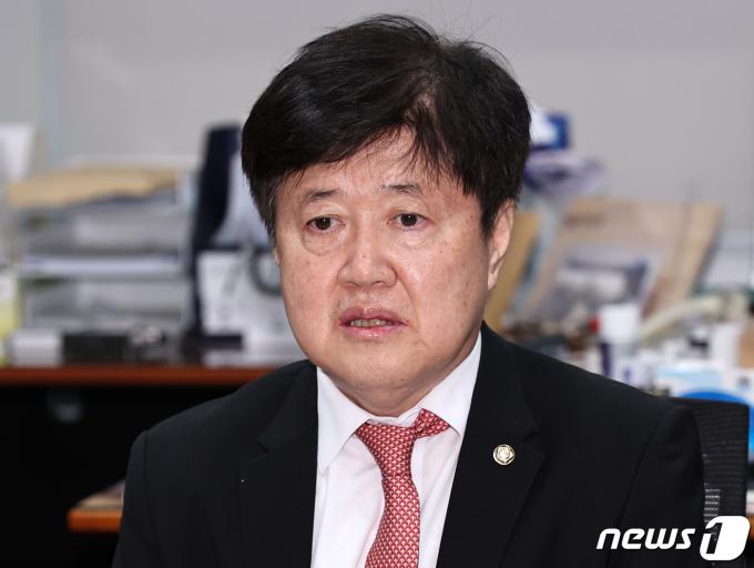 유경준 국민의힘 의원이 6일 오후 서울 여의도 국회의원회관에서 서울 강남병 공천배제(컷오프) 관련 입장을 밝히고 있다. 2024.3.6/뉴스1 ⓒ News1 구윤성 기자