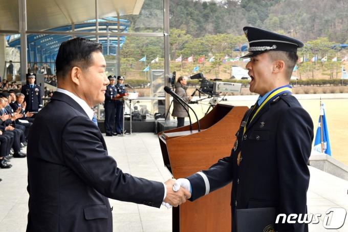 [사진] 공군사관학교 졸업식 참석한 신원식 장관
