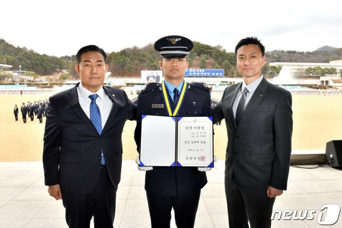 [사진] 계급장 수여 마치고 기념촬영하는 신원식 장관