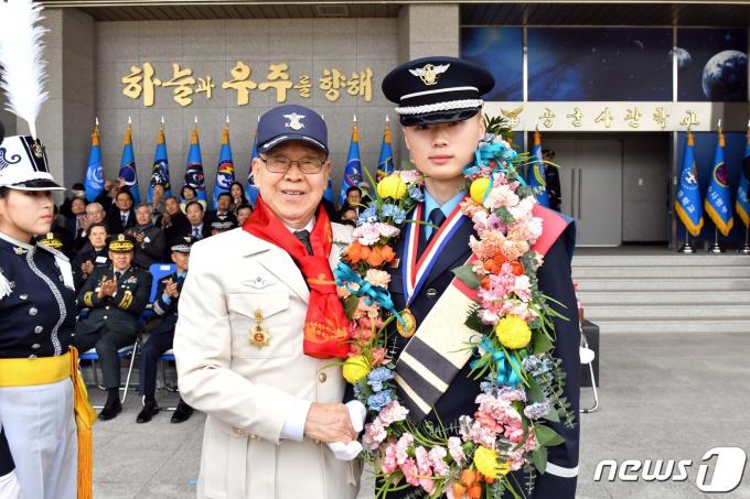 [사진] 첫 출격 태극기와 함께