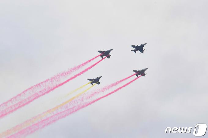 [사진] 축하비행하는 F-4E 편대