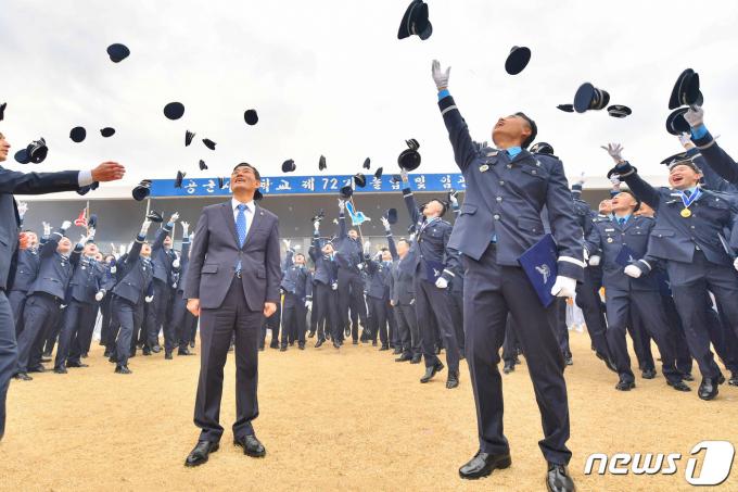 [사진] 공군사관학교 졸업 및 임관식 참석한 신원식 국방부 장관