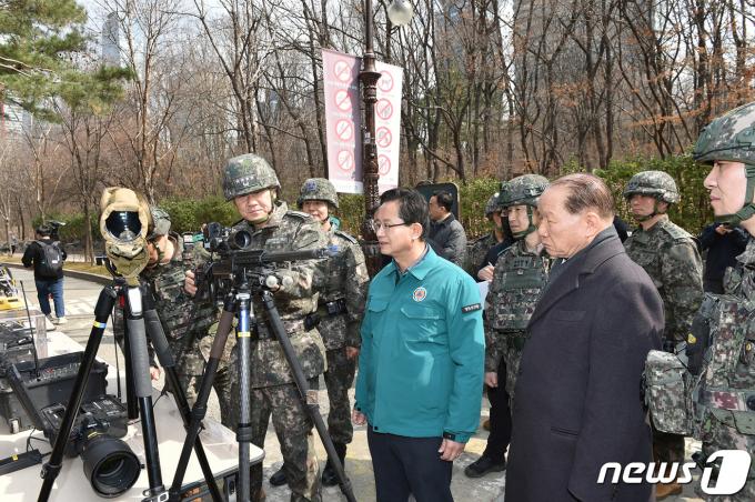 [사진] 대테러 장비현황 살펴보는 김명수 합참의장