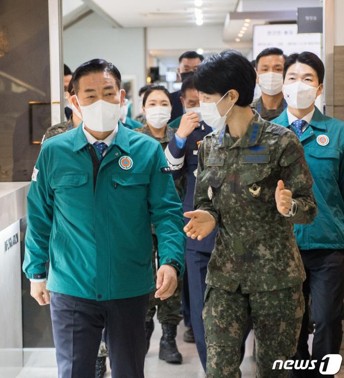 [사진] 공군항공우주의료원 찾은 신원식 장관