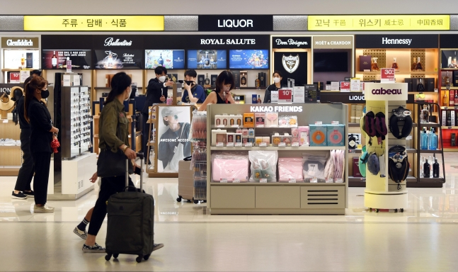 김포공항 면세점에서 '알짜'로 불리는 주류·담배 구역의 사업권을 롯데면세점이 낙찰받았다. 사진은 김포공항 출국장 면세점. /사진=뉴스1