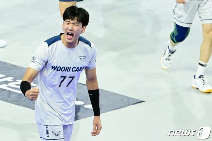 우리카드 송명근이 6일 인천 계양체육관에서 열린 도드람 2023-24 V리그 남자부 대한항공과의 경기에서 서브 득점을 성공시킨 후 포효하고 있다. (KOVO 제공)