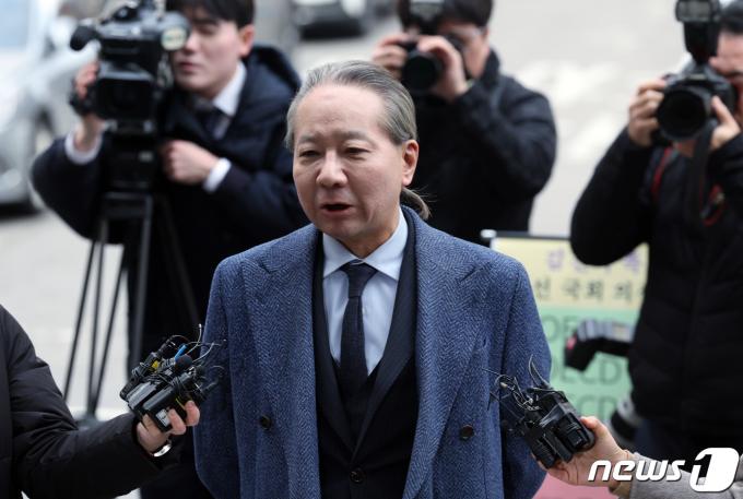 주수호 대한의사협회 의대정원 증원 저지를 위한 비상대책위원회 언론홍보위원장이 6일 오전 서울 마포구 서울경찰청 공공범죄수사대로 소환조사에 출석하며 입장을 밝히고 있다. 정부는 지난달 27일 대한의사협회 전현직 간부 5명에 대해 의료법 위반 등의 혐의로 경찰에 고발했고, 이에 경찰은 사흘 뒤인 1일 의협 사무실 등을 압수수색해 소환 조사에 대비했다. 2024.3.6/뉴스1 ⓒ News1 박정호 기자
