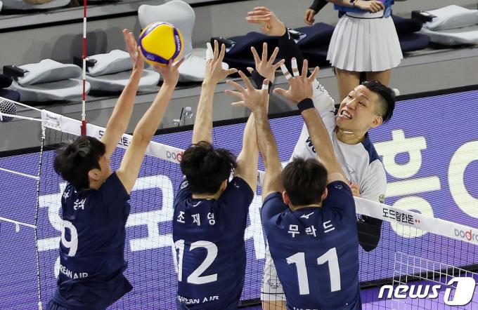[사진] '송명근·잇세이 34점 합작' 우리카드, 3-0으로 대한항공 완파