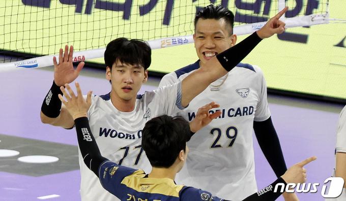 [사진] '송명근·잇세이 34점 합작' 우리카드, 3-0으로 대한항공 완파