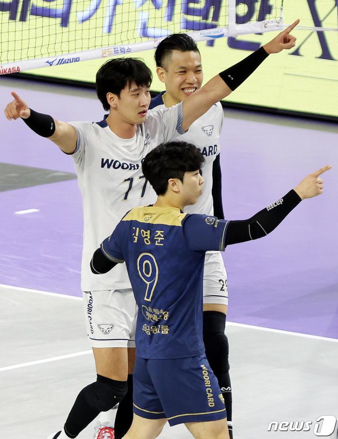 [사진] '송명근·잇세이 34점 합작' 우리카드, 3-0으로 대한항공 완파