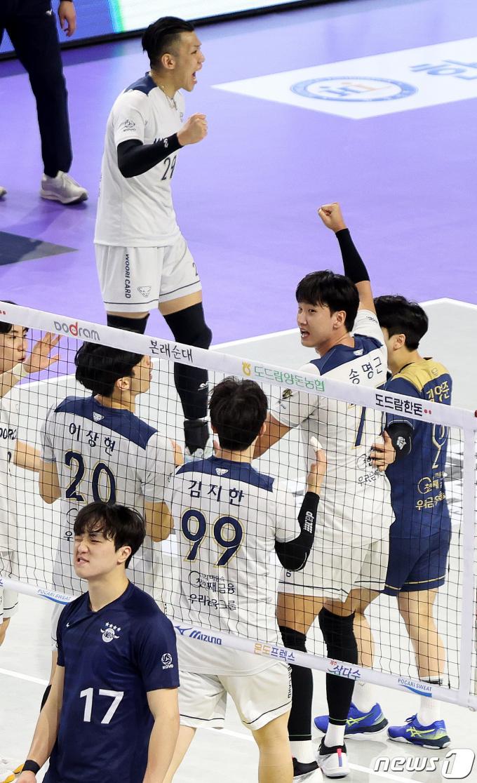 [사진] 우리카드, 대한항공 꺾고 우승 기회 잡았다