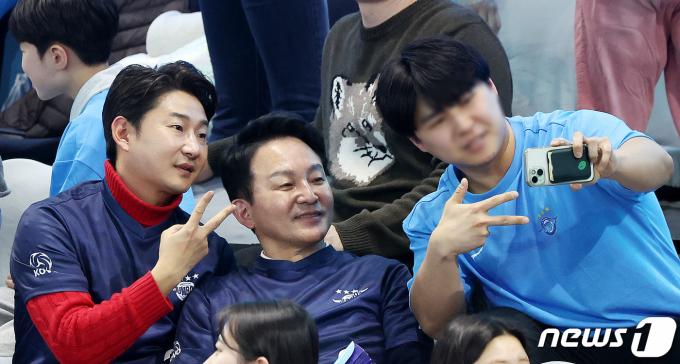 [사진] 계양체육관 찾은 원희룡과 이천수