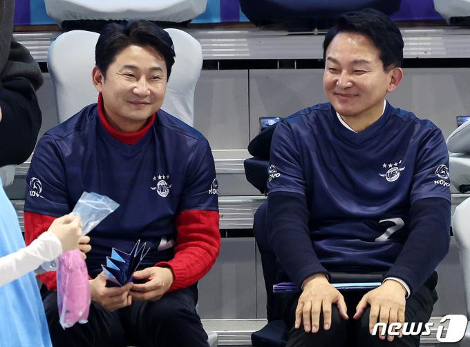 [사진] 배구장 찾은 원희룡과 이천수
