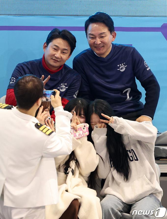 [사진] 배구장 찾은 원희룡