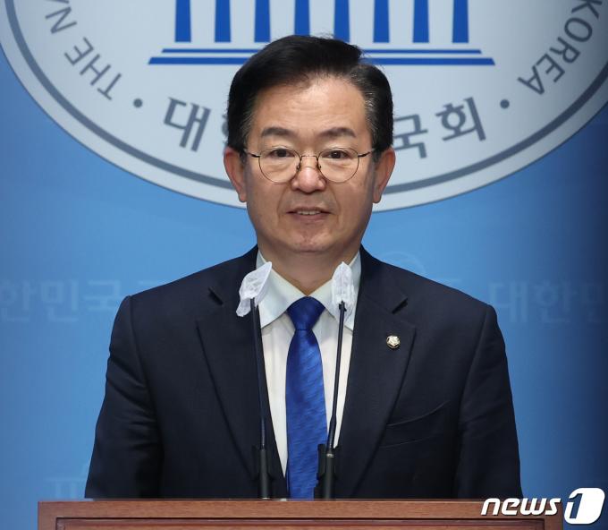 이용빈 더불어민주당 광주 광산구갑 의원이 26일 서울 여의도 국회 소통관에서 기자회견을 열고 민주당 경선과 관련 고검장 출신 정치 신인가산점 20% 적용 철회를 촉구 하고 있다. 2024.2.26/뉴스1 ⓒ News1 송원영 기자