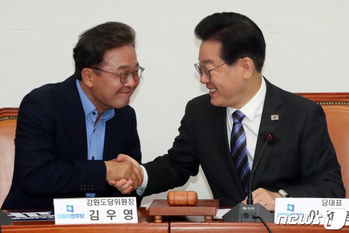 이재명 더불어민주당 대표와 김우영 강원도당위원장. 뉴스1 ⓒ News1 황기선 기자