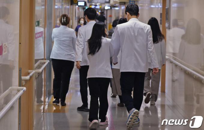 의대정원 증원에 반발한 전공의들이 진료거부를 이어가고 있는 5일 오전 서울시 한 병원에서 의료진이 이동하고 있다.  2024.3.5/뉴스1 ⓒ News1 장수영 기자