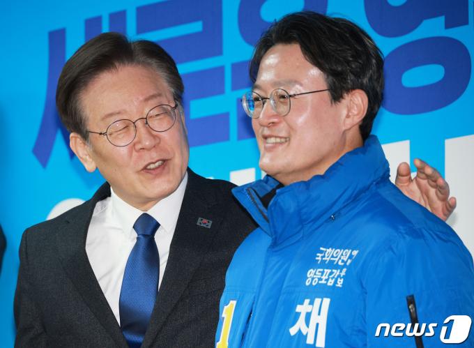 이재명 더불어민주당 대표가 5일 오후 서울 영등포구 뉴포트빌딩 영등포갑 채현일 후보 선거사무소를 찾아 채 후보를 격려하고 있다. (공동취재) 2024.3.5/뉴스1 ⓒ News1 ,임세영 기자
