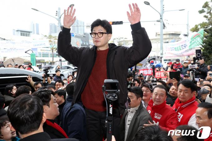 한동훈 국민의힘 비상대책위원장이 5일 오전 충북 청주시 육거리종합시장에서 지지자들에게 손 들어 인사하고 있다. (공동취재) 2024.3.5/뉴스1 ⓒ News1 김용빈 기자