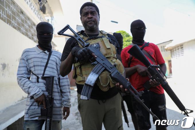 5일(현지시간) 아이티 수도 포르토프랭스에서 갱단 연합 'G9'의 수장 지미 '바비큐' 셰리지에가 기자회견하고 있다. 2024.03.05/ ⓒ 로이터=뉴스1 ⓒ News1 박재하 기자