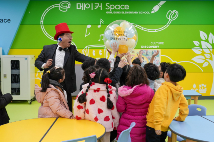 지난 6일 부산 금정구 금정초등학교 1학년생들과 함께 한 하윤수 부산교육감/사진=부산교육청