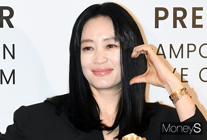  배우 류승룡을 펑펑 울린 김혜수의 미담이 공개됐다. 사진은 지난 2022년 서울 종로구 포시즌스호텔에서 열린 AHC 2023 프리미어 앰플 인 아이크림' 론칭 행사에 참석한 배우 김혜수. /사진=장동규 기자