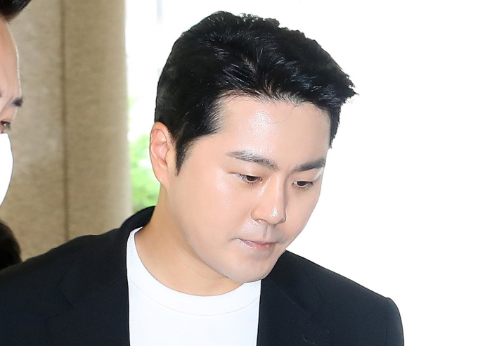 가수 이루(본명 조성현)가 음주운전 등 혐의로 법정에 다시 선다. 사진은 지난해 6월 서울 마포구 서부지방법원에서 진행된 첫 공판에 출석한 가수 겸 배우 이루. /사진=머니투데이