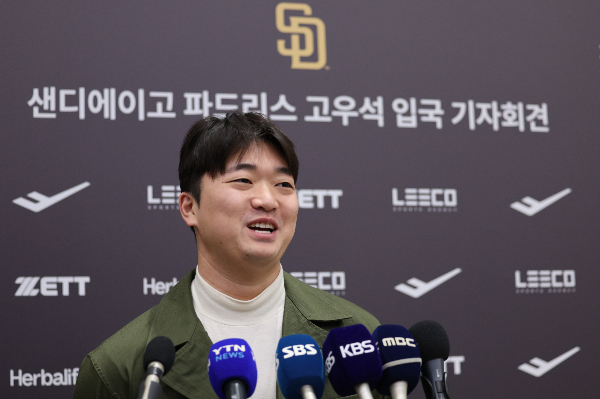 고우석이 2024 메이저리그(MLB) 시범경기에서 1이닝 무실점 호투를 펼쳤다. 사진은 지난 1월6일 오전 인천국제공항에서 MLB 샌디에이고 파드리스와 계약하고 입국한 고우석. /사진=뉴스1 