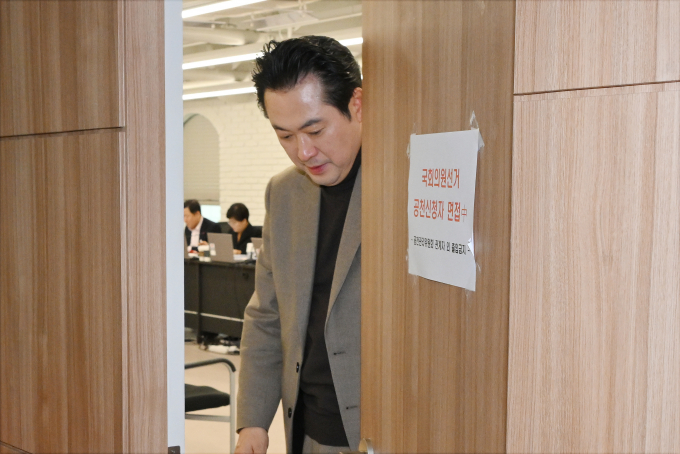 7일 장동혁 국민의힘 사무총장이 공천 배제(컷오프)에 반발하는 의원들에 대해 "객관적 데이터나 근거를 밝혀달라고 하면 공개적으로 밝히겠다"고 말했다. 사진은 장 사무총장이 지난달 16일 서울 여의도 중앙당사에서 열린 창원시마산합포구의 공천 면접장에서 나오는 모습. /사진=뉴스1(공동취재) 