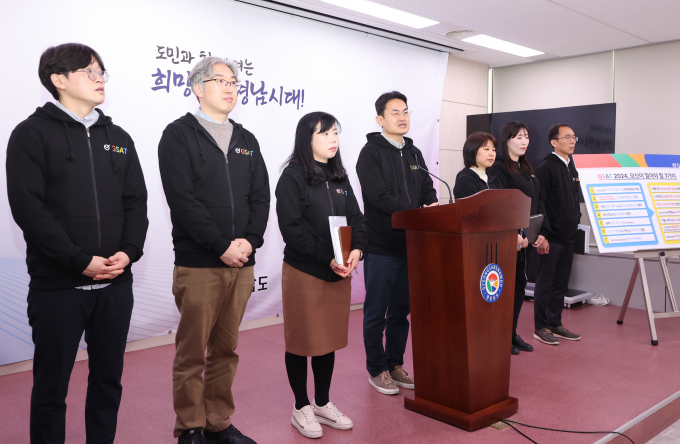 이재훈 경남도 창업지원단장(가운데)이 지난 6일 4월1일 개최되는 GSAT에 대한 설명을 하고 있다./사진=경남도