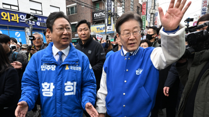 더불어민주당 공천 파동 속 이재명 더불어민주당 대표가 '윤석열 심판론'으로 역공에 나서며 국면 전환을 시도한다. 사진은 지난 6일 오후 서울 목동깨비시장을 방문해 선거 유세 중인 황희 후보(서울 양천구갑)와 이재명 더불어민주당 대표. /사진=뉴시스