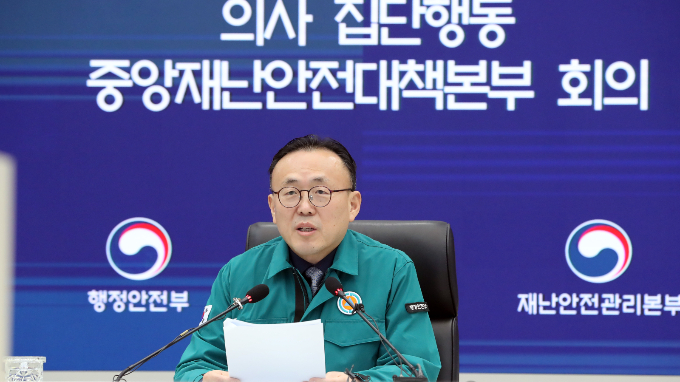 이한경 행정안전부 재난안전관리본부장이 7일 의사 집단행동 대응 중앙재난안전대책본부(중대본) 회의에서 1285억원 예비비 편성을 밝히고 떠난 전공의들의 복귀를 촉구했다. 사진은 이날 중대본 회의에서 발언하는 이 본부장. /사진=뉴스1