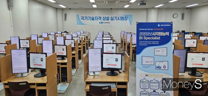  광주상공회의소는 사무 분야의 필수 자격증인'경영정보시각화능력'시험을 올해 5월 18일 첫 시행한다. 광주상의 내 검정시험장 내부/사진=광주상공회의소 제공.