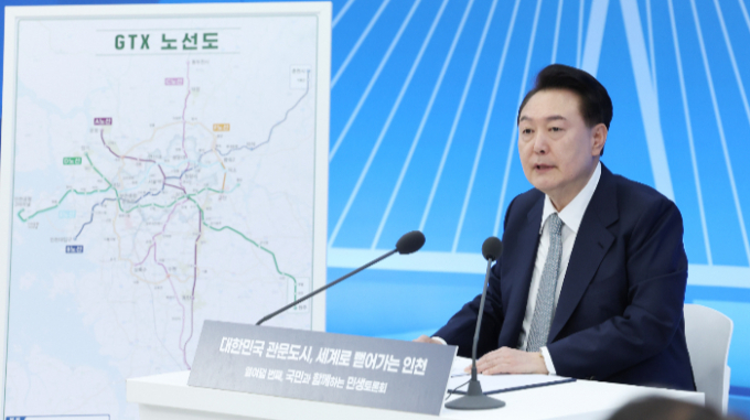 윤석열 대통령이 대한항공과 아시아나 합병과 관련해 "서비스 품질이 독과점으로 인해 떨어지지 않도록 관리할 것"이라고 말했다. 사진은 7일 인천광역시청에서 열린 민생토론회에 참석해 발언하는 윤석열 대통령. /사진=뉴시스