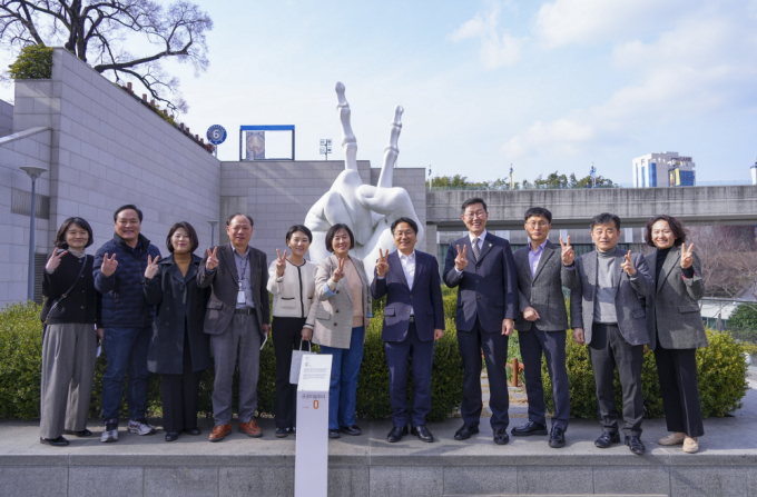 강기정 광주광역시장이 지난 6일 오후 동구 국립아시아문화전당에서 열린 '제32회 정책소풍'에 참석해 이강현 국립아시아문화전당장 등 직원들과 ACC 협력방안을 논의한 뒤 기념촬영을 하고 있다./사진=광주시 